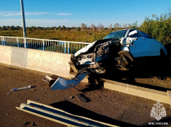 LADA Priora влетела в отбойник на трассе в Приморске: два человека получили травмы 