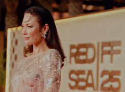 В каких нарядах звезда Голливуда из Бердянска покорила красную дорожку в Саудовской Аравии