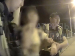 «Хотела сделать роковой шаг»: кто спас девушку, стоявшую на опоре моста в Запорожье