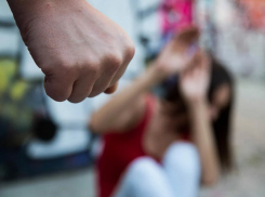 Житель Бердянска жестоко избил возлюбленную из ревности и получил 2 года колонии