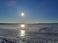 Запорожцы задумались об опасной прогулке по заледеневшему Днепру