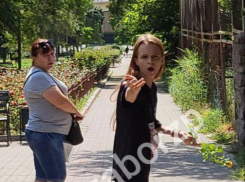 Мать с дочкой оборвали розы в запорожском парке и нахамили прохожим