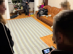 «Ковёр» из долларов показали во время обыска полицейских, спасавших украинцев от ТЦК в Запорожье