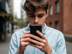 В Мелитополе у подростка конфисковали телефон, с помощью которого он обманывал людей