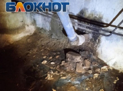 «Фекалии текут водопадом»: дом в Мелитополе месяц затапливает канализацией