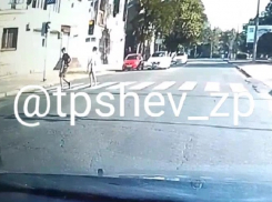 Жуткий манёвр лихача на пешеходном переходе снял видеорегистратор в Запорожье