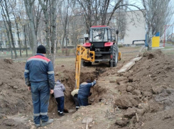 Коммунальщики спасли детей от холодных уроков в школе в Токмаке 