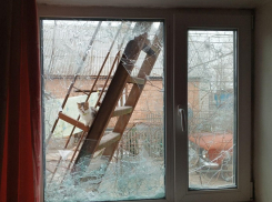 Дрон ВСУ ударил по жилому дому и припаркованной машине в Пологах