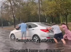 «Машины уходят под воду»: почему улицы Запорожья парализовало после мощного ливня