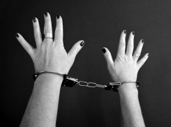 Жительница Запорожской области тайно сняла на видео свою полуголую подругу