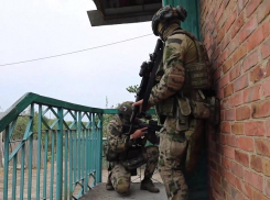 Тайную экстремистскую библиотеку ВСУ показали росгвардейцы в Запорожской области