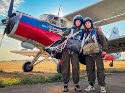 Подростки из Запорожской области прыгнули с парашютом впервые в жизни