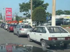 Огромная очередь из машин на АЗС попала на видео в Мелитополе
