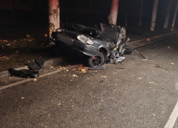 Энергодарец не справился с управлением и влетел на полной скорости в дерево