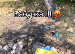 Жителей Запорожья возмутили горы мусора и шприцов на берегу Днепра