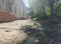 Появились кадры упавших на детский сад обломков украинского БПЛА в Бердянске