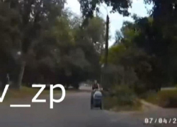 Опасную прогулку девушки с малышом в коляске сняли на видео в Запорожье