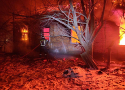 В селе Чапаевка сгорел частный дом после удара дрона ВСУ