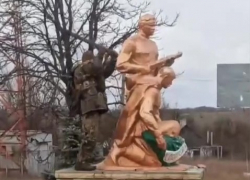 Вандал осквернил памятник воинам-освободителям от немецких фашистов в Запорожье