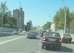 Огромную пробку на проспекте Богдана Хмельницкого показали от первого лица в Мелитополе