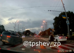 Появилось видео, как лихач на иномарке едва не сбил пешеходов в Запорожье