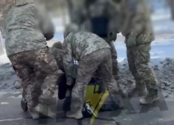 Военкомы скрутили мужчину и обрызгали баллончиком девушку в Запорожье