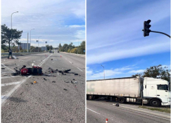 Мотоцикл вдребезги, водитель на тот свет: появились кадры с места жуткой аварии с фурой в Запорожье