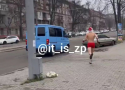 Забег полуголого Деда Мороза в бус попал на видео в Запорожье