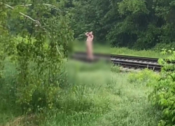Голый мужчина помылся под дождем и попал на видео в Запорожье