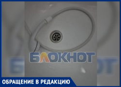 «Не доходит до верхних этажей»: жители общежитий наглядно показали проблемы с водой в Днепрорудном