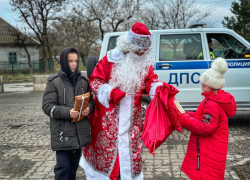 Полицейский Дед Мороз поздравил жителей Токмака с наступающим Новым Годом