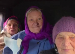 Новый украинский анекдот: появилось видео, как три бабушки 90 лет пешком вышли из Гуляйполя
