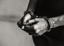 В Бердянске мужчина сбросил с балкона пятого этажа годовалую девочку