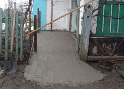 В Молочанске бригада ингушей сделала пандус для инвалида