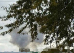 Столб дыма поднялся над Запорожьем после взрывов: атаковано местное предприятие