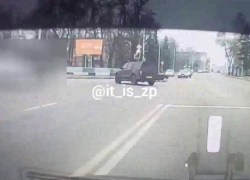 Рискованный маневр водителя под носом у полицейских попал на видео в Запорожье