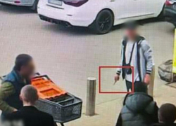 Прохожий заступился за девушку, но получил удар ножом в Запорожье