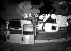 Момент кражи генератора из пекарни попал на видео во время отключения света в Запорожье