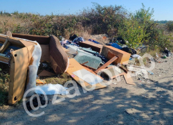 Недобросовестные запорожцы превратили дорогу в огромную свалку