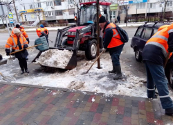 Усиленную работу энергодарских коммунальщиков показал мэр Пухов