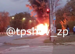 Появилось видео, как полыхающая машина взорвалась в Запорожье