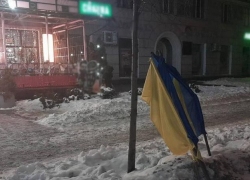 Запорожец сорвал флаг Украины и бросил под ноги людям 