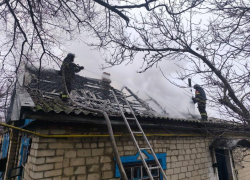 Женщина оказалась в огненной ловушке из-за удара БПЛА ВСУ по дому в Васильевке