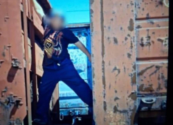 В Запорожье двое подростков фотографировались между вагонами движущегося поезда