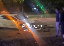 В Запорожье иномарка врезалась в светофор