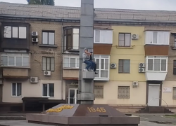 Запорожские подростки забрались на памятник героям ВОВ
