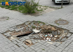 Обвалившаяся тротуарная плитка превратилась в мусорку в Мелитополе