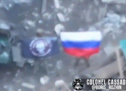 Появилось видео водружения флага РФ над посёлком Новоочереватое на стыке ДНР и Запорожья