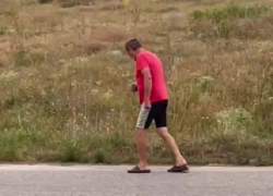 Мужчину с гранатой в руках засняли на видео в Запорожье