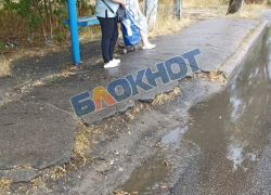 Читатели «Блокнота» показали опасную остановку с разбитым тротуаром в Мелитополе